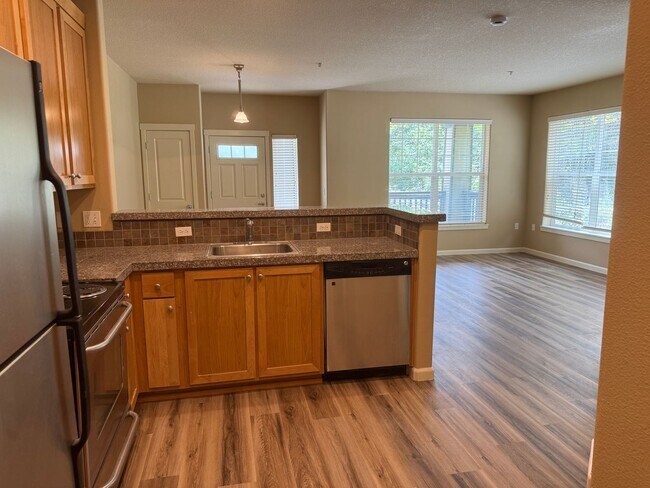 Building Photo - Beautiful 1br Condo in Sherwood. End unit ...