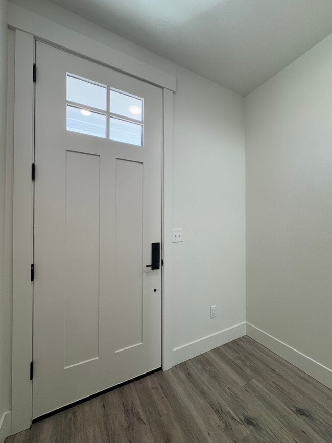 Building Photo - Peaceful Living Just Minutes from Town