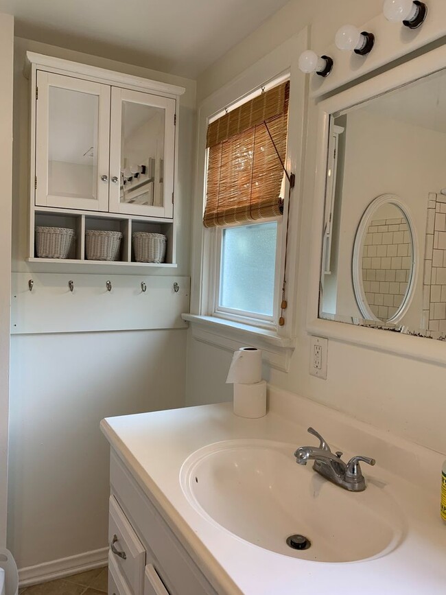 Building Photo - Charming Santa Paula Home