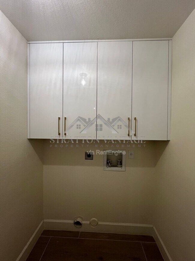 Building Photo - 1966 E Belmont Dr