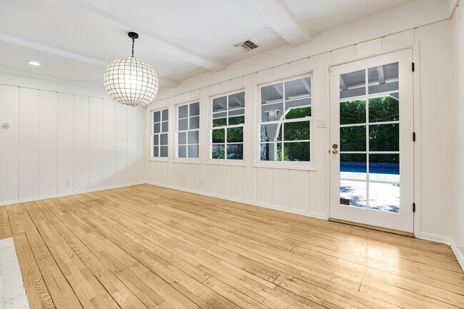 Building Photo - Charming Country English Home