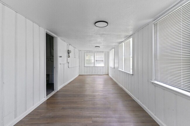 Building Photo - 9835 Winkler Dr