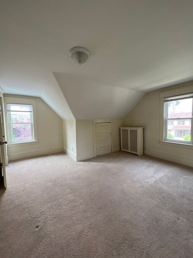 Building Photo - Two Bedroom apartment near engineering and...
