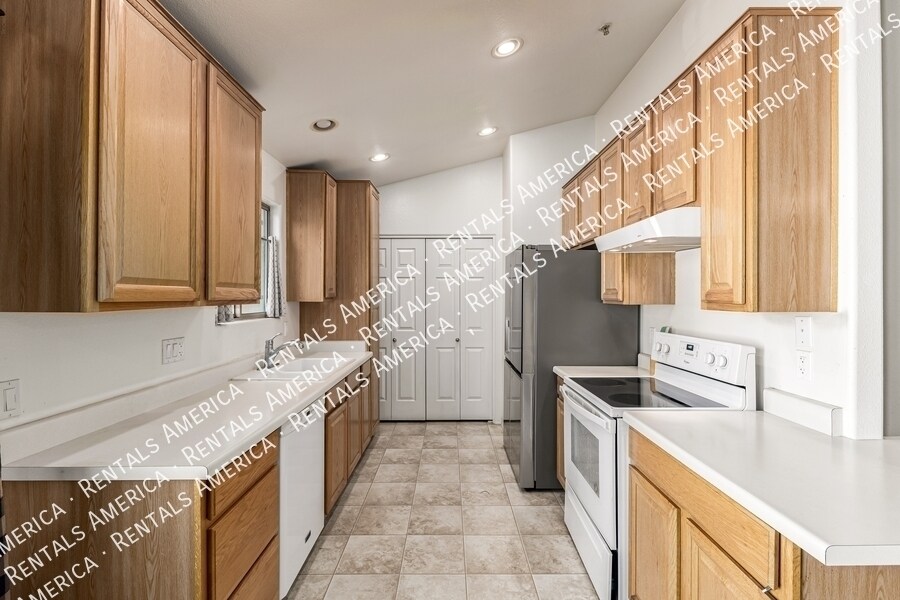 Building Photo - 7550 E Earll Dr