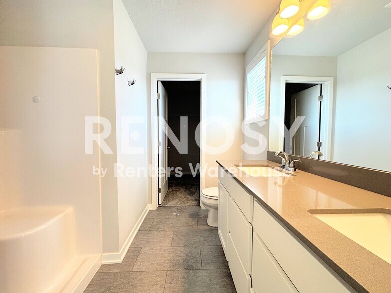 Building Photo - 16620 Oakwood Dr