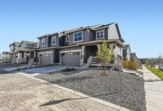 Building Photo - Luxurious CORNER LOT - 3bd 2.5 paired home in Dove Village!