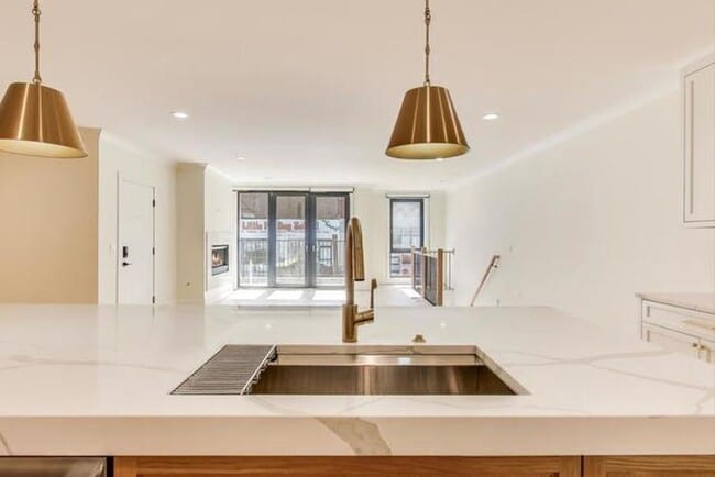 Building Photo - 4 bedroom in Chicago IL 60625