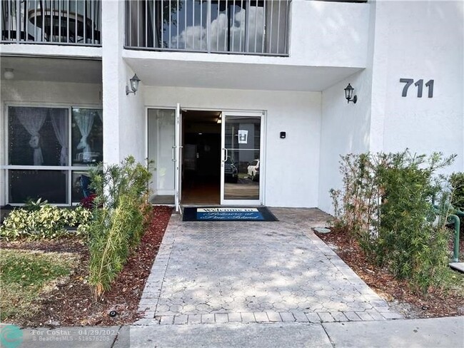 Building Photo - 711 N Pine Island Rd