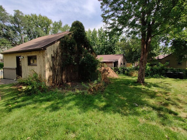 Building Photo - Spacious Home with an INCREDIBLE Yard!