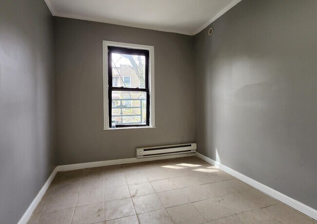Building Photo - 423 2nd St