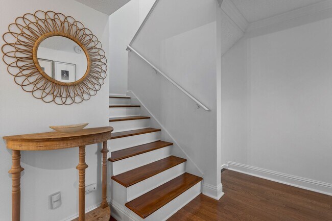 Building Photo - Oak Cove Condo