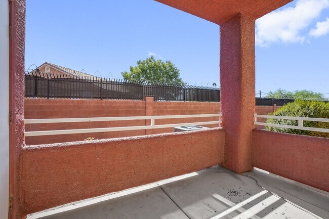 Building Photo - BEAUTIFUL 2 Bedroom Condo near Nellis Airf...
