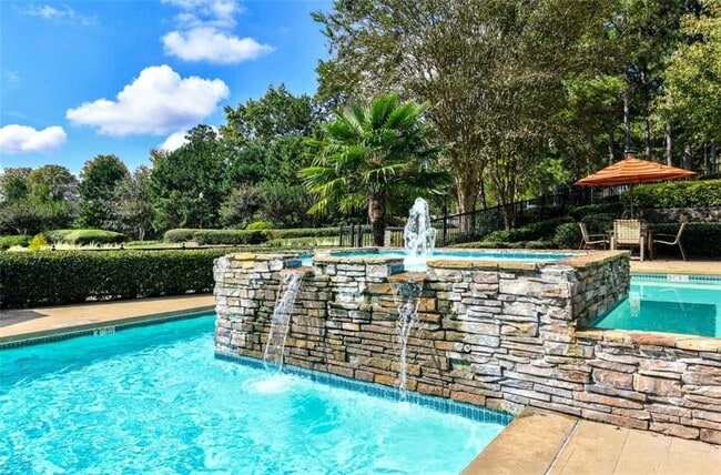 Building Photo - 670 Thornton Rd