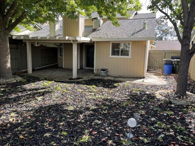 Building Photo - Gorgeous 3 Bedroom1/2 Plex in Elk Grove