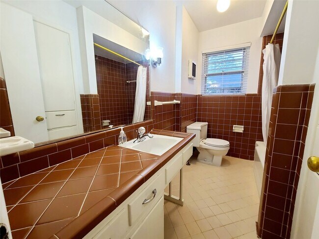 Building Photo - 1830 Viewcrest Dr