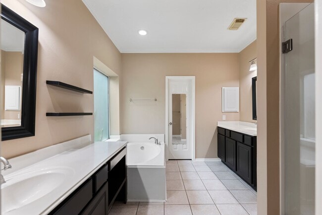 Building Photo - The Perfect Woodlands Retreat: Steps from ...