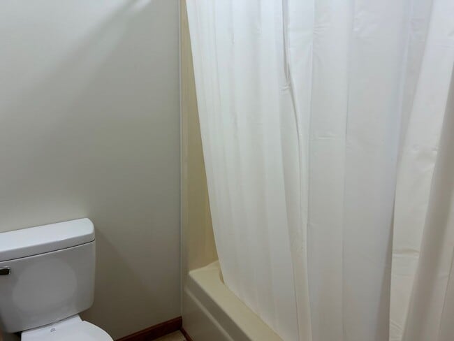 Building Photo - 3 Bedroom / 3 Bath Brick Home - Gray TN