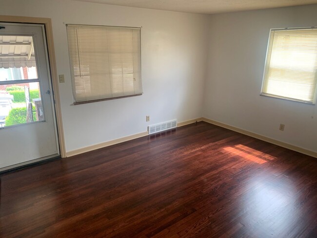 Building Photo - Spacious 2-bedroom 1-bath Townhome, Christ...