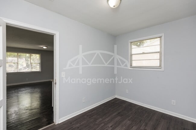 Building Photo - 2325 Westbrook Cir N