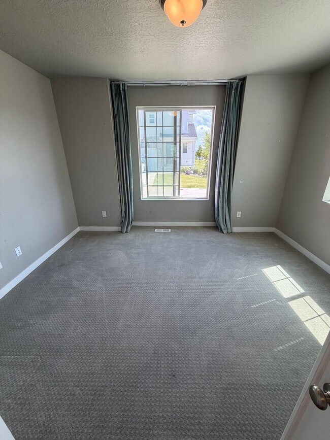 Building Photo - Beautiful 5-Bedroom Home in Lehi - Plenty of Storage!
