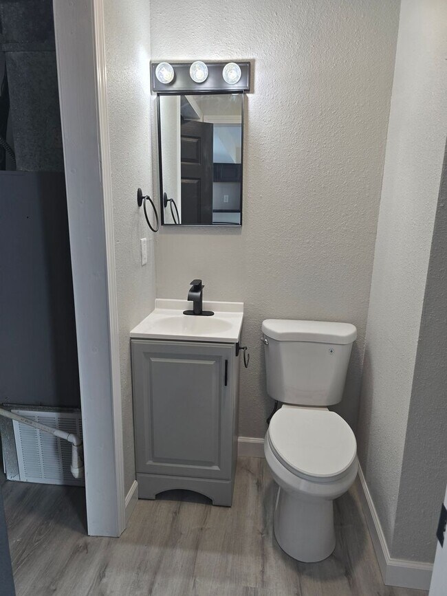 Building Photo - 2 Bedroom 1.5 Bath Townhouse Apt in Osage Beach!