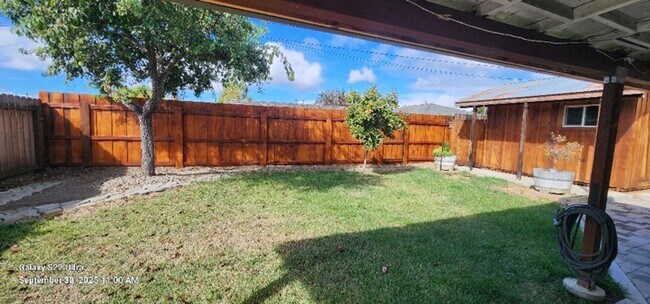Building Photo - Beautiful & Unique 3 Bed 2 Bath Home w/Cus...