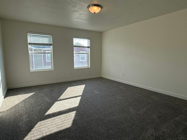 Building Photo - 96 670 N