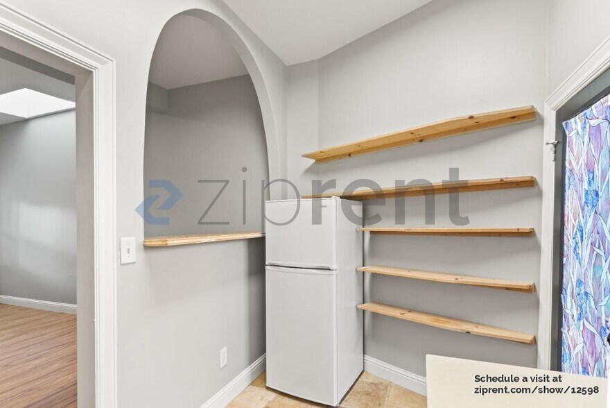 Building Photo - Unit A