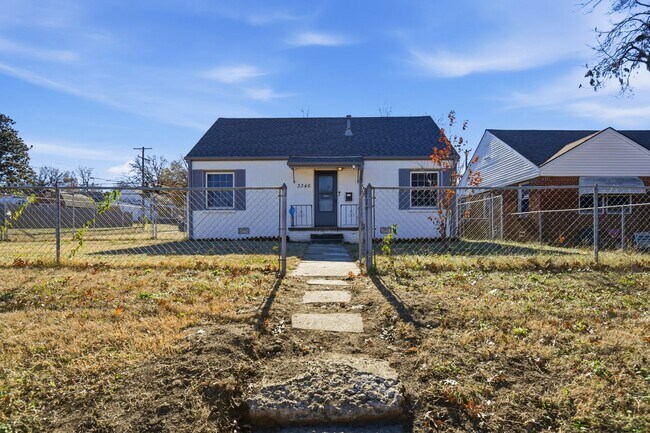 Building Photo - Spacious Home near I-244