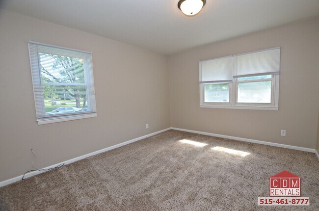 Building Photo - Nicely Updated Duplex