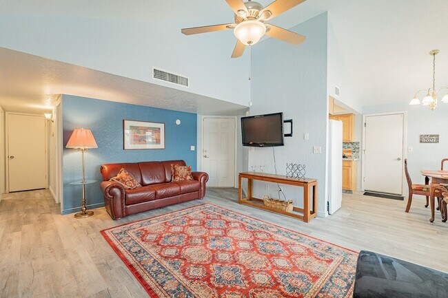 Building Photo - ATTRACTIVE  WEST CENTRAL 2 BEDROOM HOME W/...