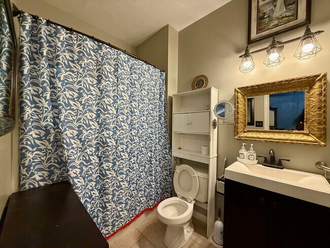 Building Photo - Spacious 3 bedroom condo minutes to the Oceanfront!