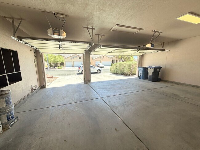 Building Photo - Beautiful Single-Story Home with 3-Car Garage & Covered Patio