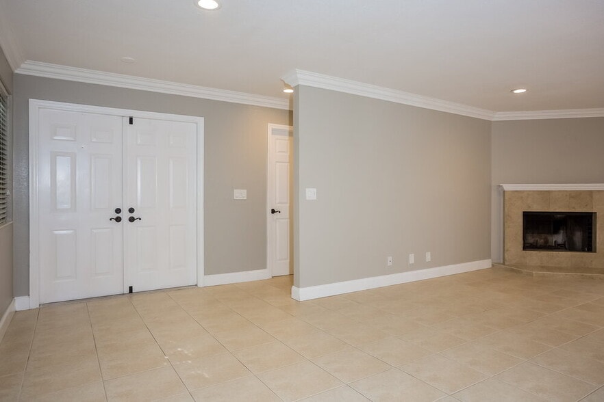 Building Photo - 580 NW 38th Ave