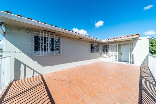 Building Photo - 23 NW 33rd Ave