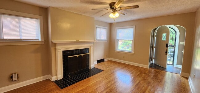 Building Photo - Welcome to this charming 3-bedroom, 2-bath...