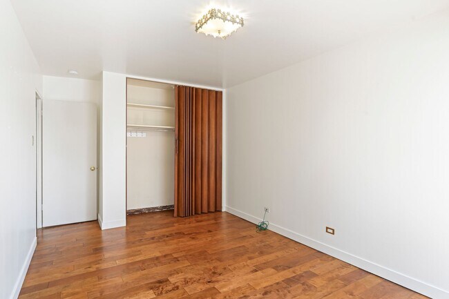 Building Photo - Stunning 2BD/2BA Condo Located in the hear...