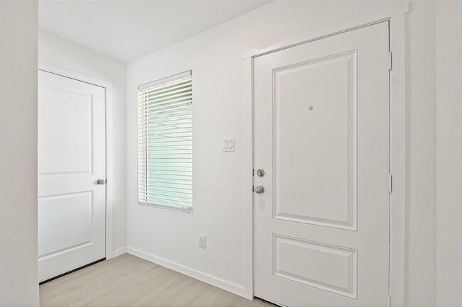 Building Photo - 2413 Legends Crk