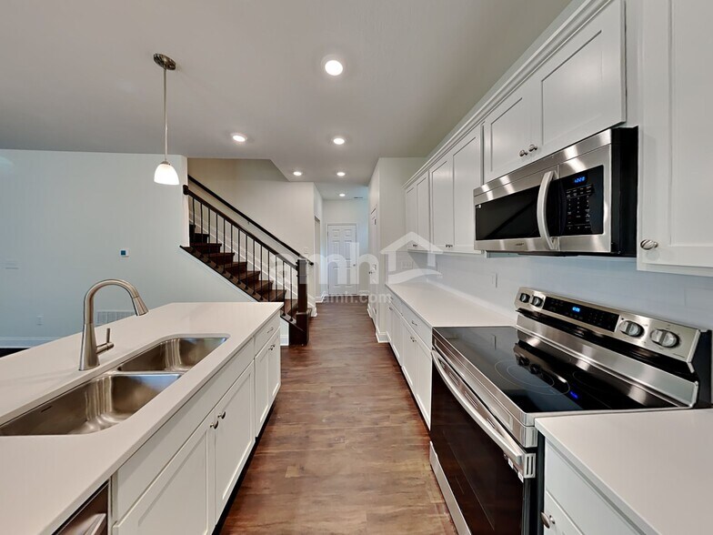 Building Photo - 1240 Hill Rd N