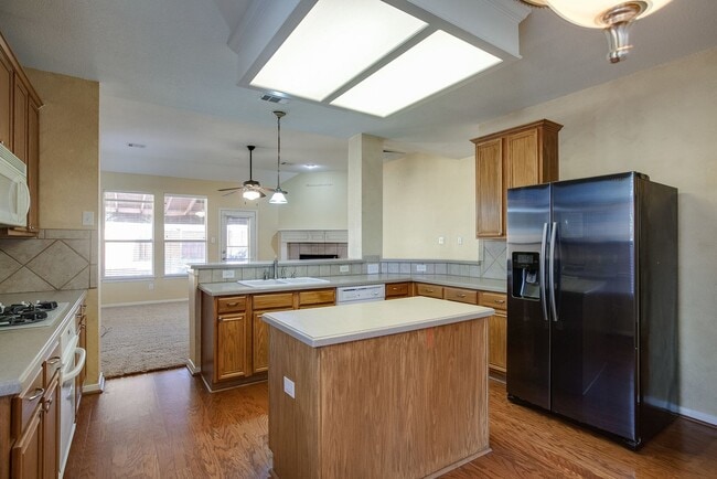 Building Photo - 4 bed Golf community for lease!