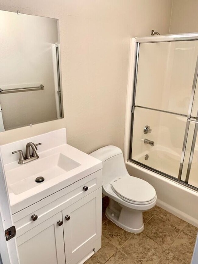 Building Photo - Great 2 bed 2 bath Condo in Hercules -- AV...