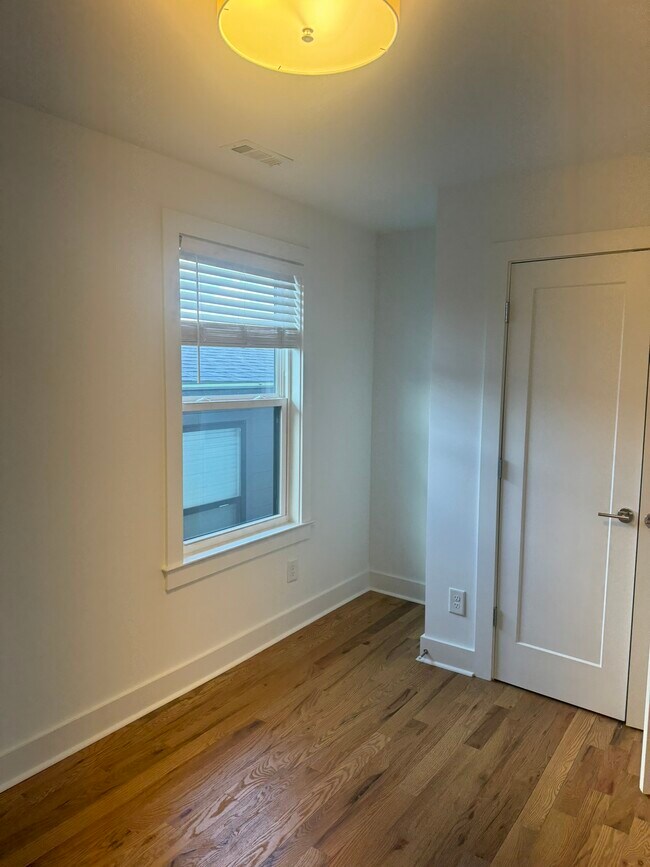 Building Photo - 1822 16th Ave N