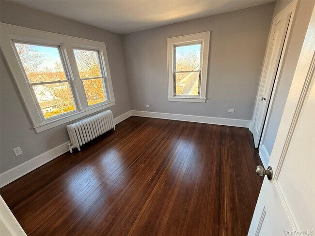 Building Photo - 10 Irenhyl Ave