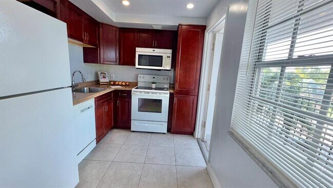 Building Photo - 3000 N Palm Aire Dr