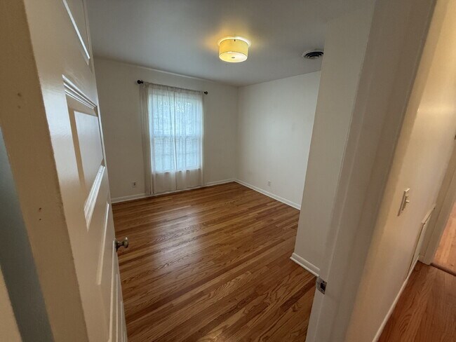 Building Photo - Updated 3 bed 2 bath. Garage and screened porch