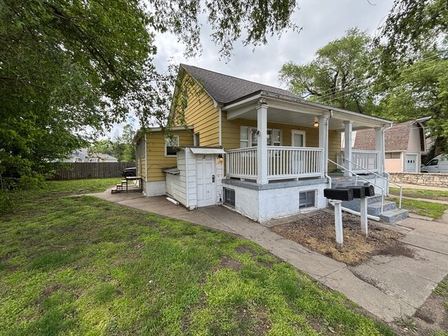 Building Photo - Updated 1 Bed 1 Bath in Central MHK