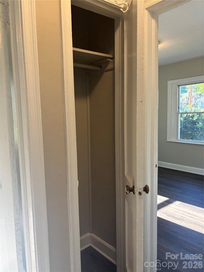 Building Photo - 2565 Brentwood Pl