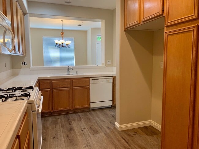 Building Photo - Beautiful Townhouse in Aliso Viejo