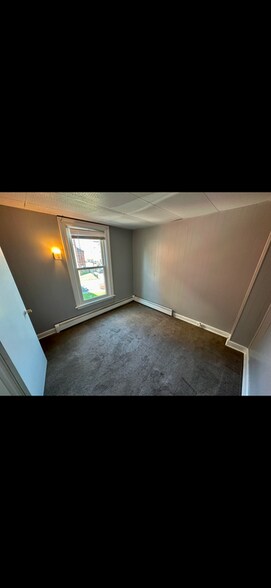 Primary Photo - 137 Mohawk St