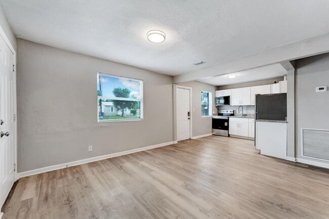 Building Photo - 172 W 15th St